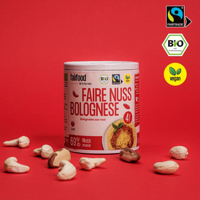 Faire Nuss-Bolognese von fairfood Verpackung vor rotem Hintergrund