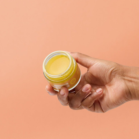 hand hält geöffnete SOS-Bienensalbe mit Propolis von forpeople