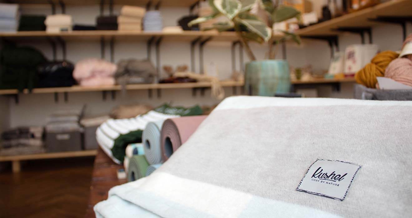 Blick in den Berliner GoodBuy Store zur Ecke mit Produkten aus dem Bereich Wohnen und Leben