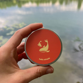 Person hält die Deocreme – Grüne Mandarine von hello simple in der Hand