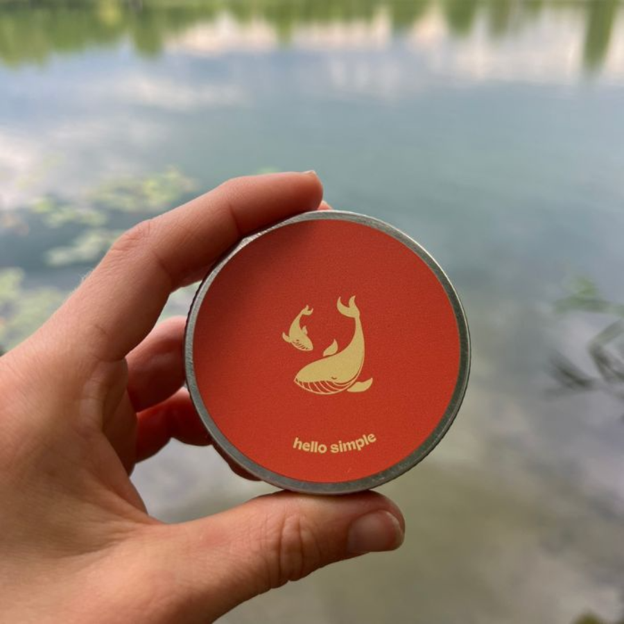 Person hält die Deocreme – Grüne Mandarine von hello simple in der Hand