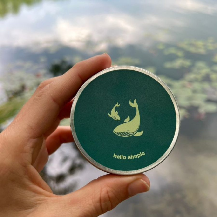 Eine Person hält die Deocreme – Limette-Zypresse von hello simple in der Hand