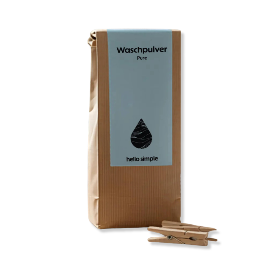 Waschmittel Pure von hello simple – Verpackung von vorne mit zwei Wäscheklammern