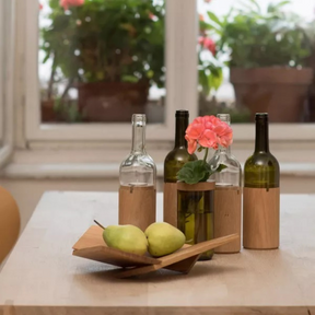 Weinlichter in grün und  weiß von side by side stehen auf einem Tisch