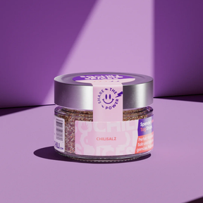 Gewürzmischung – Chilisalz von SOCHILI vor lila Hintergrund