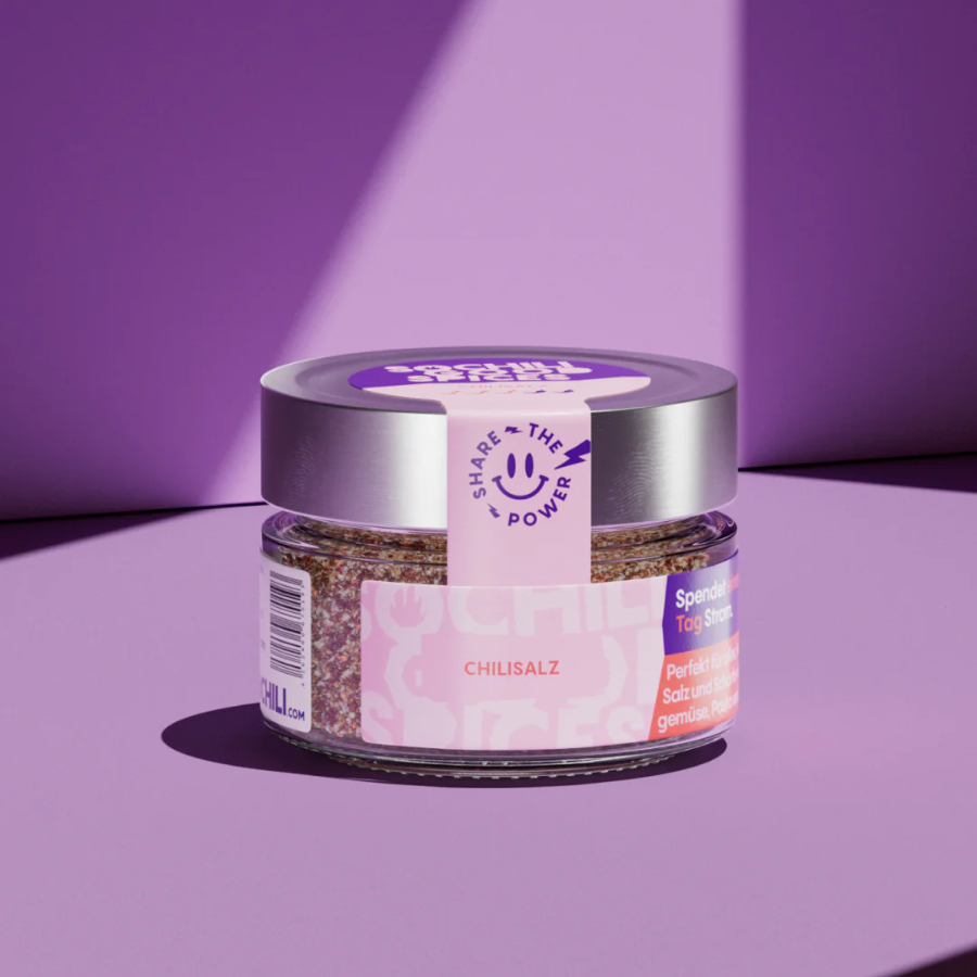 Gewürzmischung – Chilisalz von SOCHILI vor lila Hintergrund