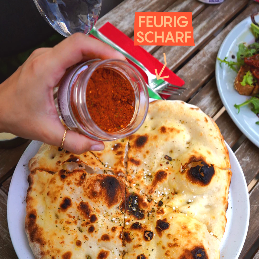 Person benutzt die Gewürzmischung – Extra Spicy Harissa von SOCHILI