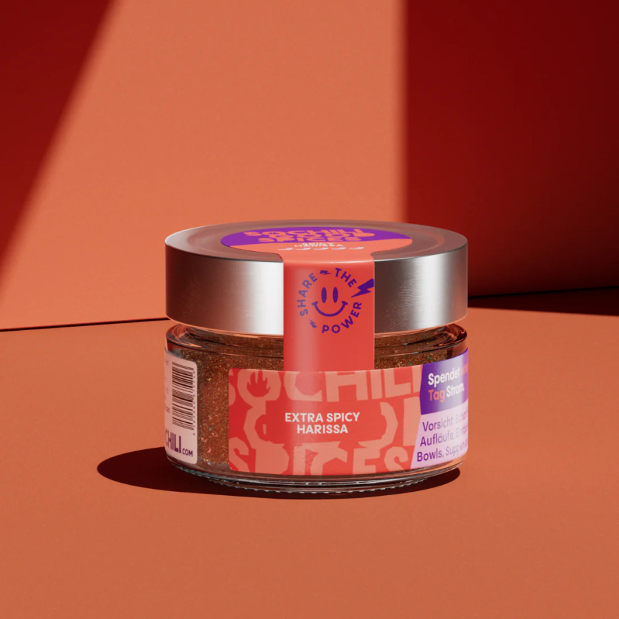 Gewürzmischung – Extra Spicy Harissa von SOCHILI vor orangenen Hintergrund