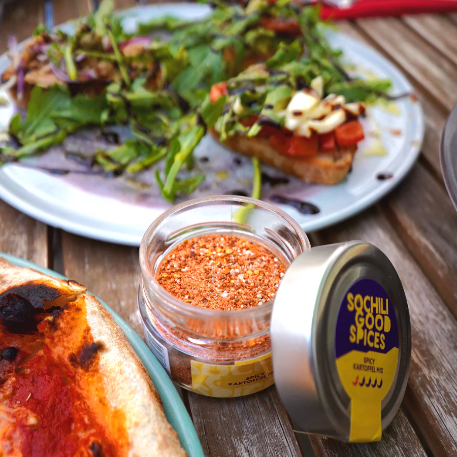 Geöffnete Gewürzmischung – Spicy Kartoffel Mix von SOCHILI steht auf dem Tisch