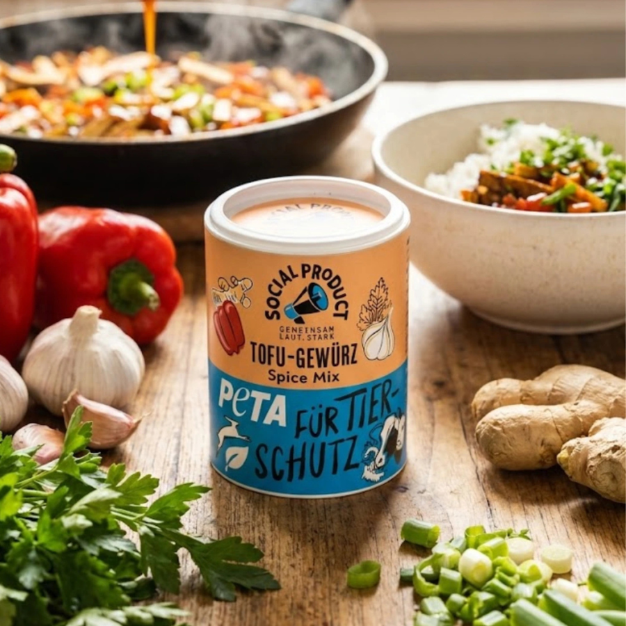 Bio-Tofu Gewürz von social product  steht auf einem Tisch mit viel Gemüse drum herum