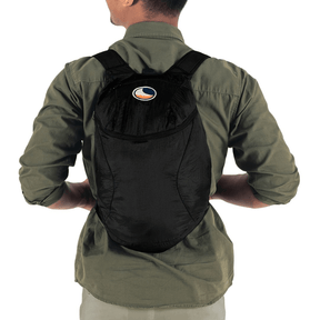 Person trägt Backpack Mini Black auf dem Rücken