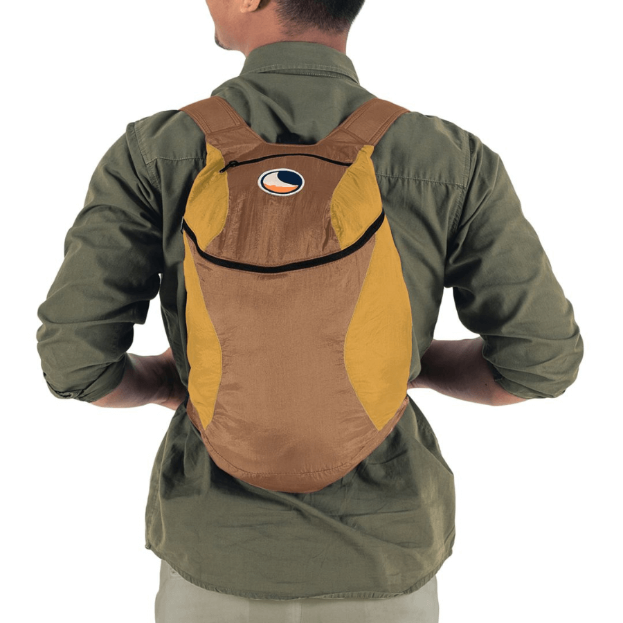 Person trägt Backpack Mini Brown Dark Yellow auf dem Rücken