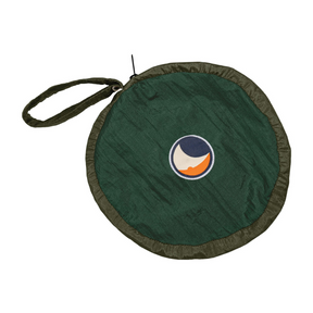 Outdoor Decke (Beach Blanked) von Ticket to the Moon – Dark Green/Army Green zusammengefaltet