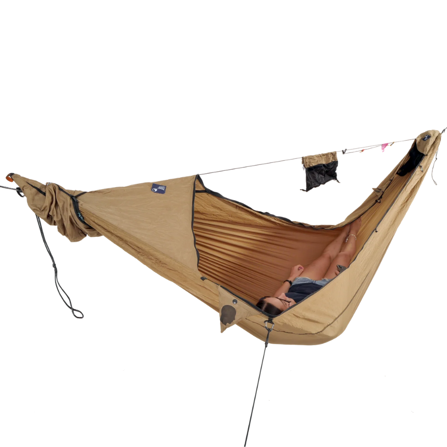 Person liegt in der braunen Ticket to the Moon Hängematte – Pro mit Moskitonetz 