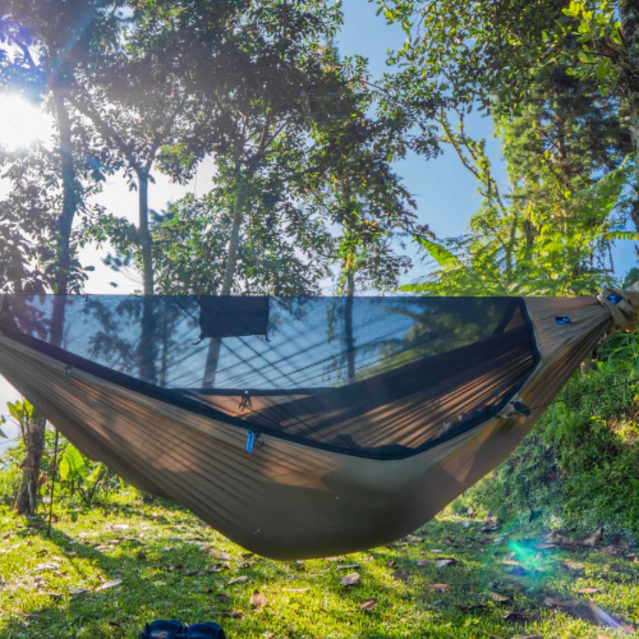 Die braune Ticket to the Moon Hängematte – Pro mit Moskitonetz hängt in der Natur