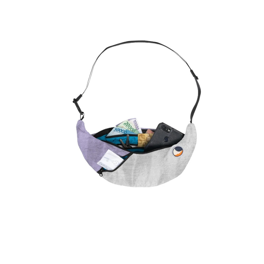 Sling Bag Light Grey – Light Purple mit Sachen drin