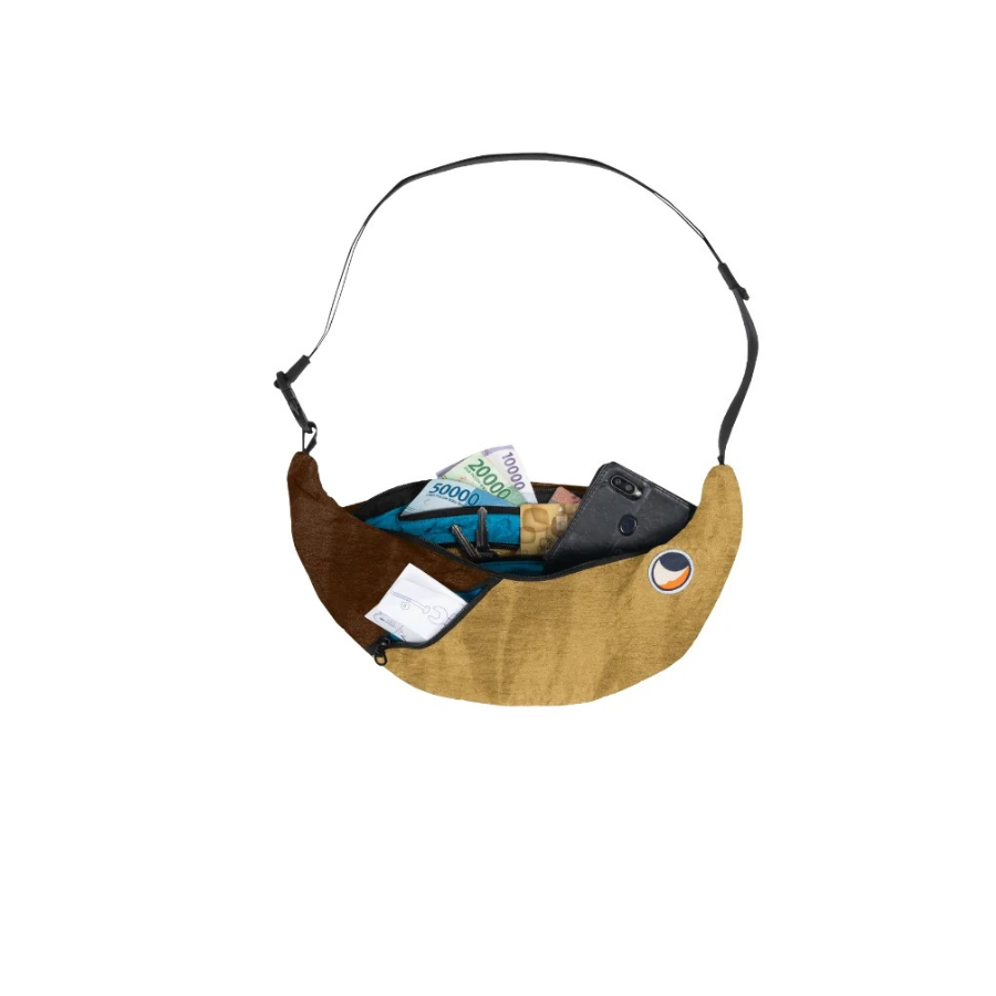 Sling Bag Sand – Chocolate mit Sachen drin