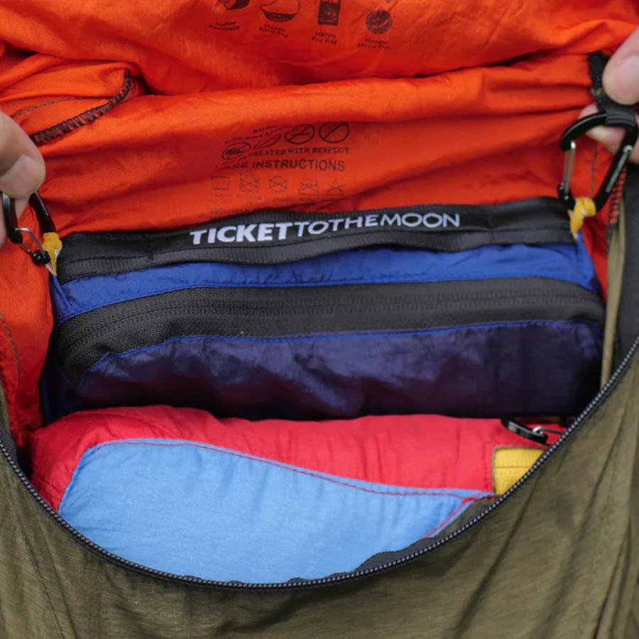 Ticket to the Moon – Travel Cube Set wird im Rucksack verstaut