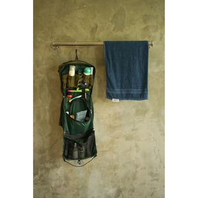 Ticket to the Moon Waschtasche – Wash Bag an einer Stange hängend, daneben ein Handtuch