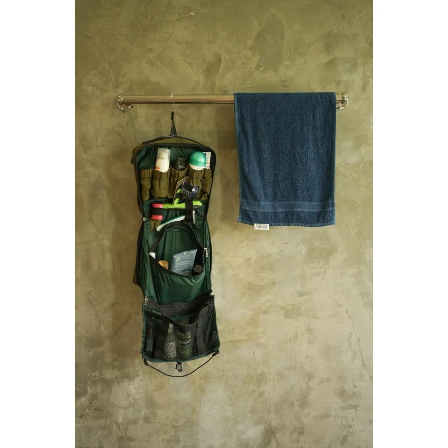Ticket to the Moon Waschtasche – Wash Bag an einer Stange hängend, daneben ein Handtuch
