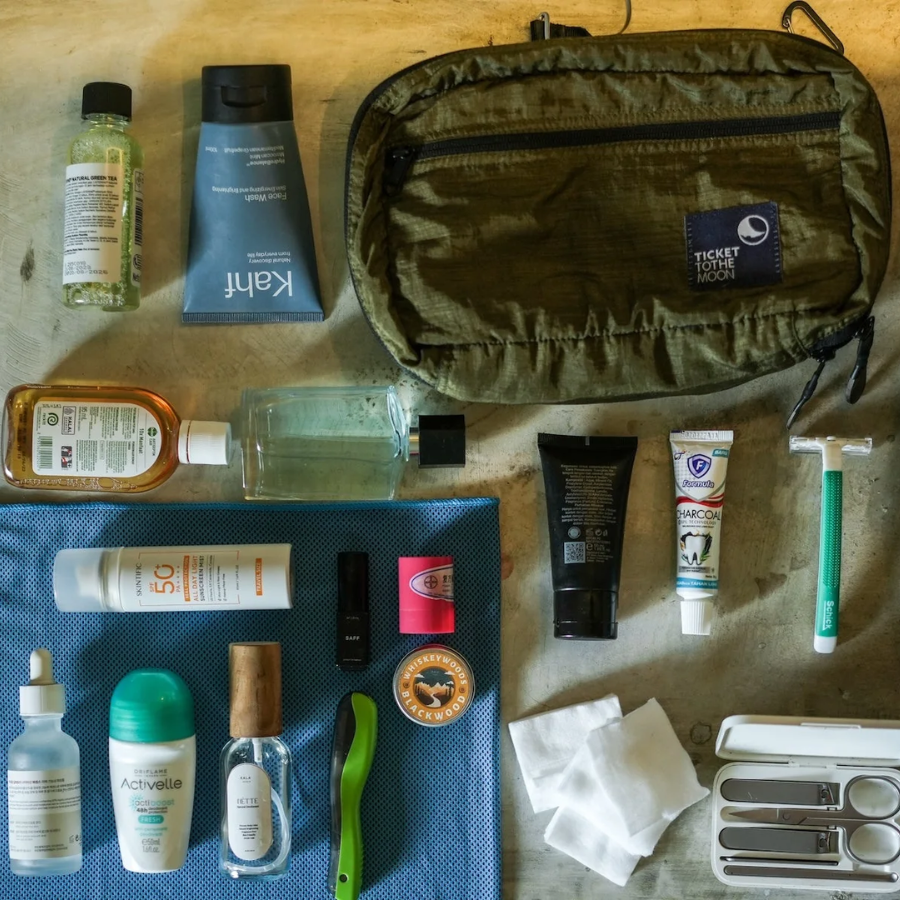 Ticket to the Moon Waschtasche – Wash Bag und viele Kosmetikartikel