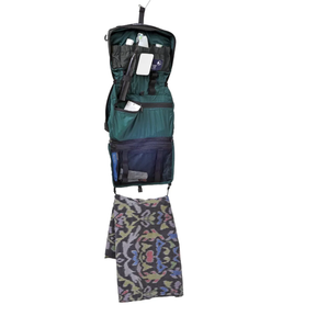 Ticket to the Moon Waschtasche – Wash Bag, hängend mit Inhalt und Handtuch