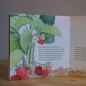Aufgeschlagene Seite mit abgebildeten Erdbeeren aus dem Kinderbuch "Warum Früchte Heimweh haben" von Ackerdemia