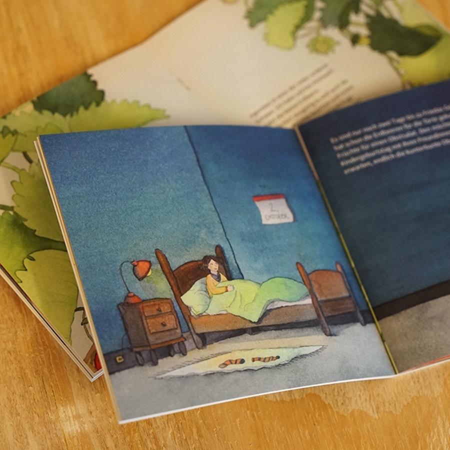 Aufgeschlagene Seite mit abgebildeten Mädchen im Bett aus dem Kinderbuch "Warum Früchte Heimweh haben" von Ackerdemia