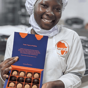 Eine Frau hält die Amanase Truffle Pralinen Verpackung 16 Stück