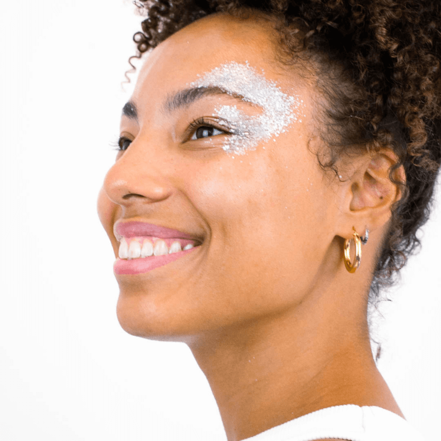 Frau trägt Birkenspanner Bioglitzer Farbe Moonlight Dust um die Augenpartie