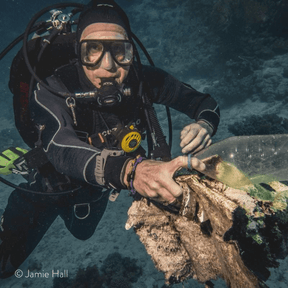 Bracenet Armband Bering Sea mit schwarzem Verschluss beim Tauchen