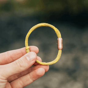 Eine Hand hält das geschlossene Bracenet Wadden Sea ll 