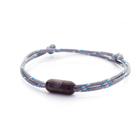Grau-blaues Armband aus Fischernetzen mit schwarzem Verschluss