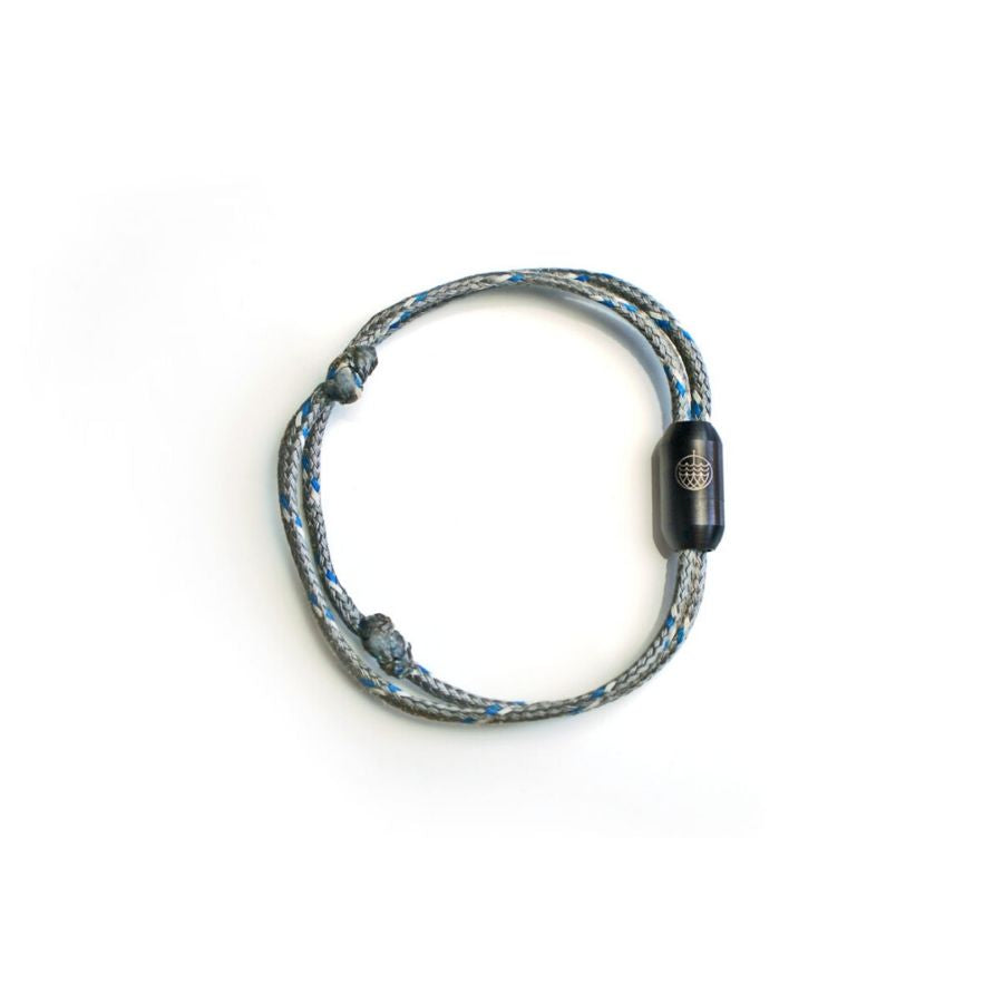 Grau-blaues Armband aus Fischernetzen mit schwarzem Verschluss von oben