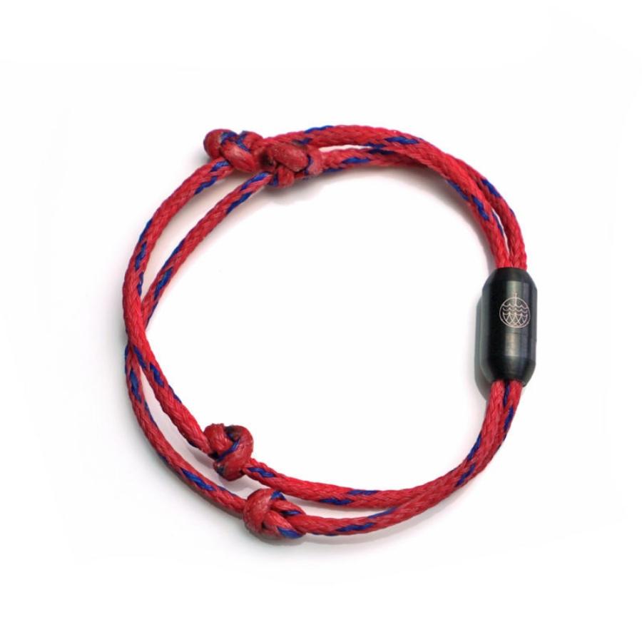 Rotes Armband von Bracenet aus geborgenen Fischernetzen mit Knoten und schwarzem Verschluss von oben