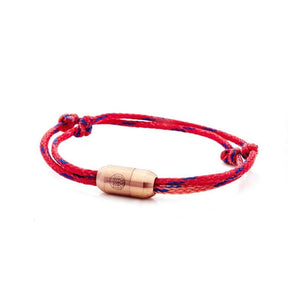 Rotes Armband aus Fischernetzen mit rosegoldenem Verschluss