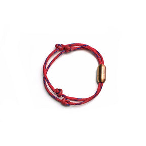 Rotes Armband mit rosegoldenem Verschluss von oben