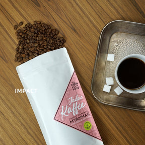 Conflictfood Jadae Kaffeepackung mit Kaffeebohnen, gefüllter Kaffeetasse und Zucker