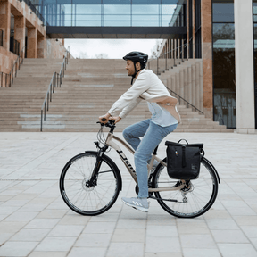 Mann fährt auf Fahrrad und hat die Got Bag Bike Bag an der Seite seines Gepäckträgers
