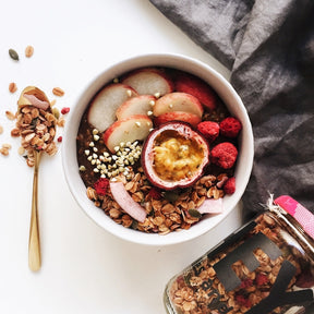 Müsli in Schale mit Früchten