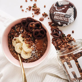Müsli mit Banane in Schüssel