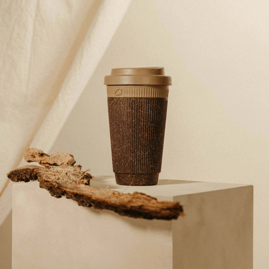 Kaffeeform Weducer Cup Refined Cardamon mit einem Holzstück