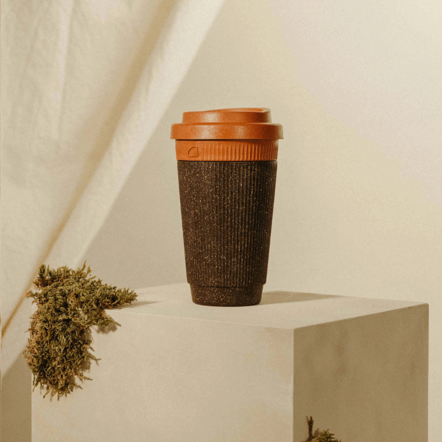 Kaffeeform Weducer Cup Refined Cayenne mit Moos daneben