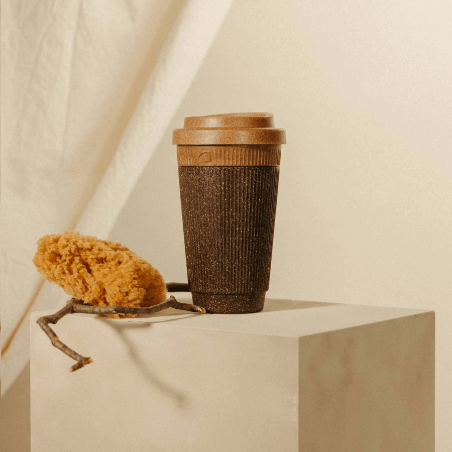 Kaffeeform Weducer Cup Refined Nutmeg mit einem Stock daneben