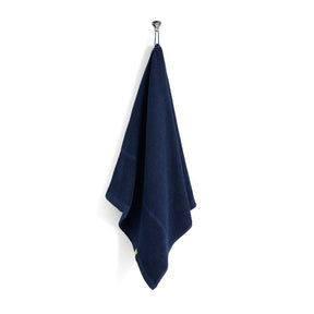 Blaues Handtuch aufgehangen