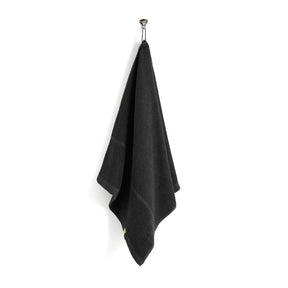 Graues Handtuch aufgehangen