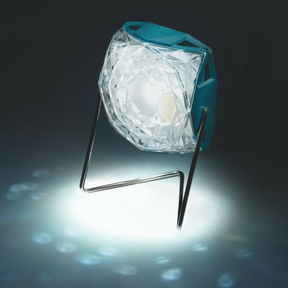 Leuchtende Solarlampe im Dunkeln mit Diamandreflexen. 