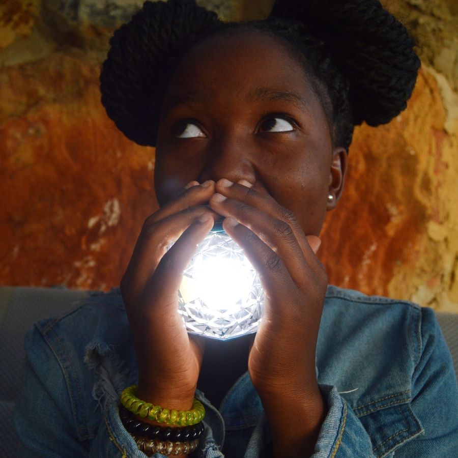 Little Sun Diamond Solarlampe in zwei Händen gehalten von einer Frau.