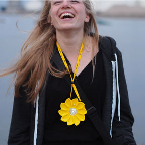 Junge Frau trägt die Little Sun Original Solarlampe.