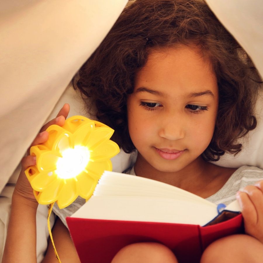 Little Sun Original Solarlampe als Leselicht für ein Mädchen. 